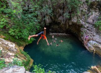 Guarda questo incredibile salto dalla scogliera "Toilet Bowl", completo di capovolgimento
