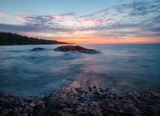 Guarda un potente Storm Pound Lake Superior e i Grandi Laghi
