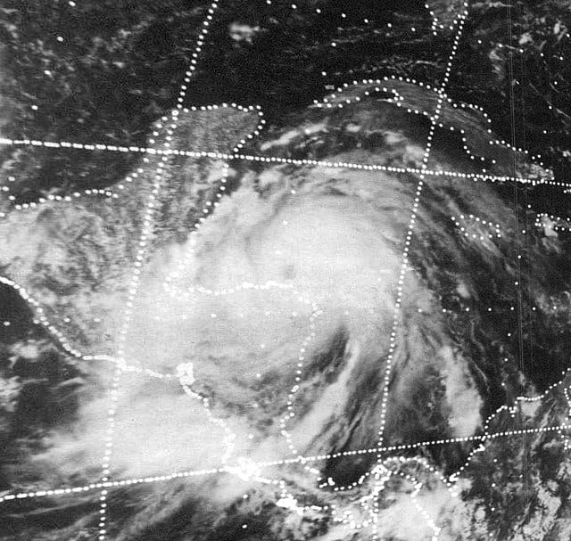 Vista satellitare di un potente uragano.