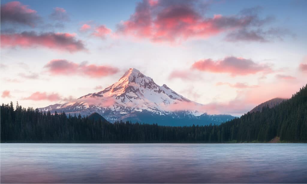Mount Hood che si riflette nel lago perduto all'alba