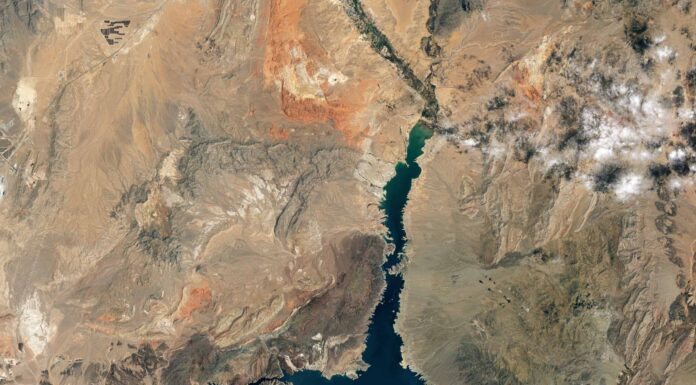 Immagini scioccanti dallo spazio mostrano quanto il lago Mead stia svanendo
