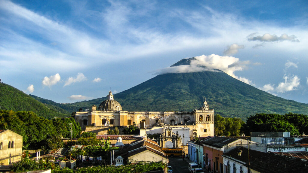 Antigua Guatemala, Vulcano