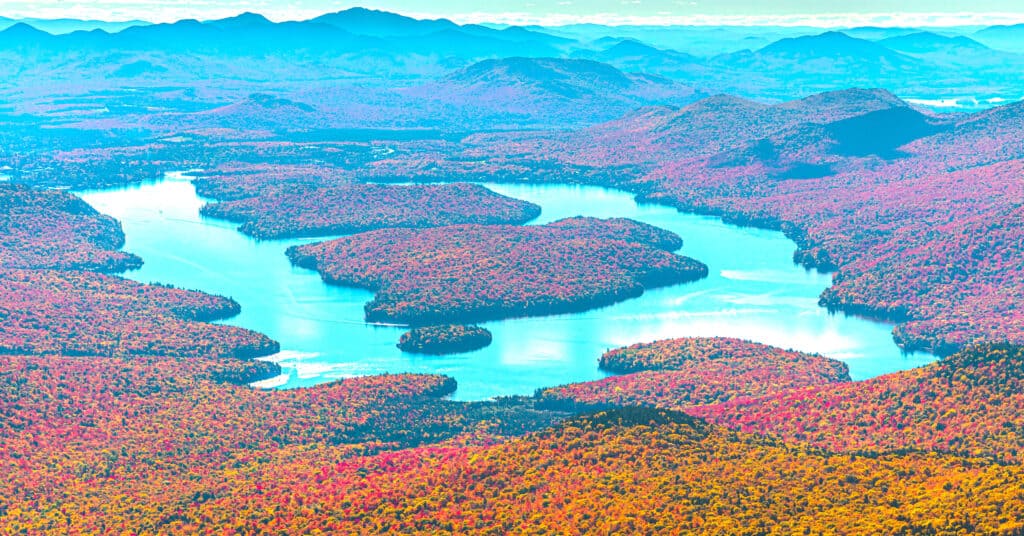 Vista aerea di Lake Placid, NY, con la caduta delle foglie