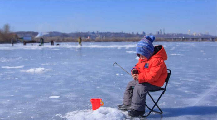 Ragazzo pesca un pesce che non dimenticherà mai: più grande di lui!
