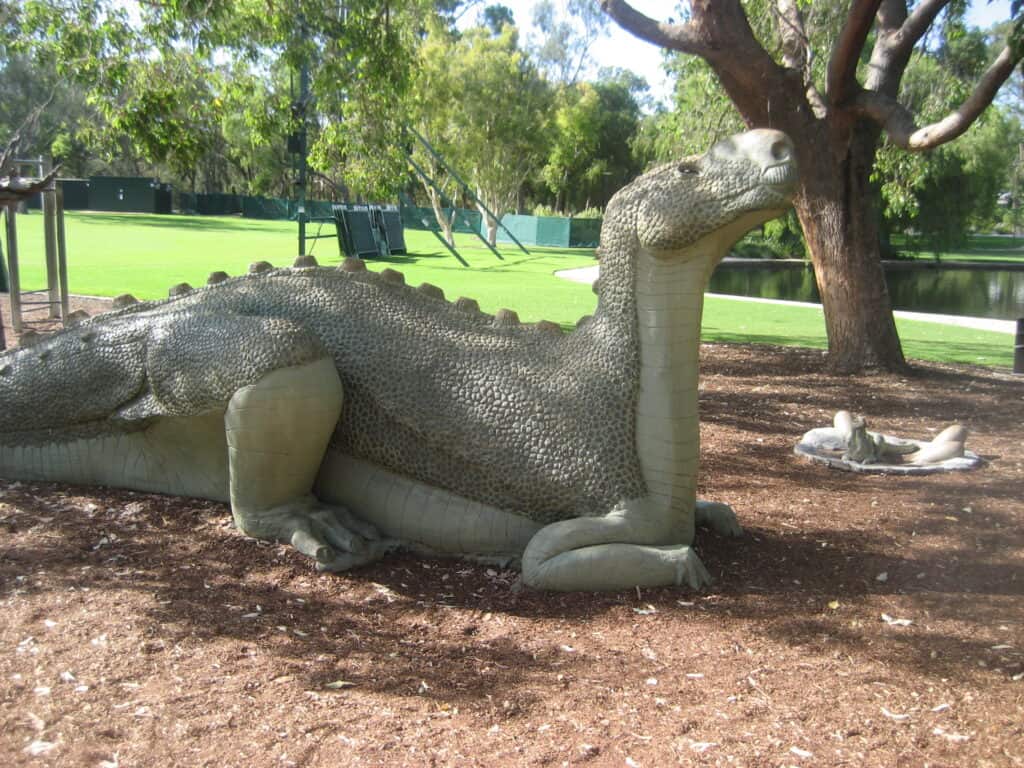 Una replica realistica di Muttaburrasaurus in un parco
