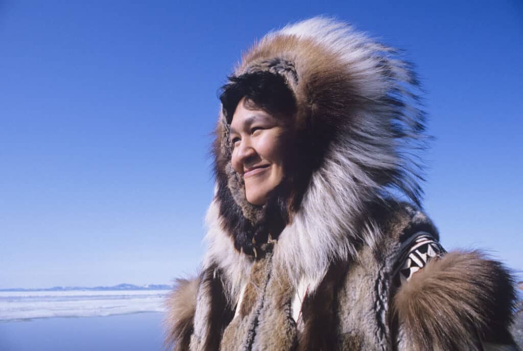 Donna Inuit In Abiti Tradizionali