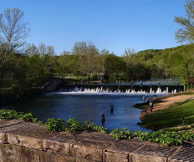 Diga del Bennett Spring State Park vicino a Lebanon Missouri