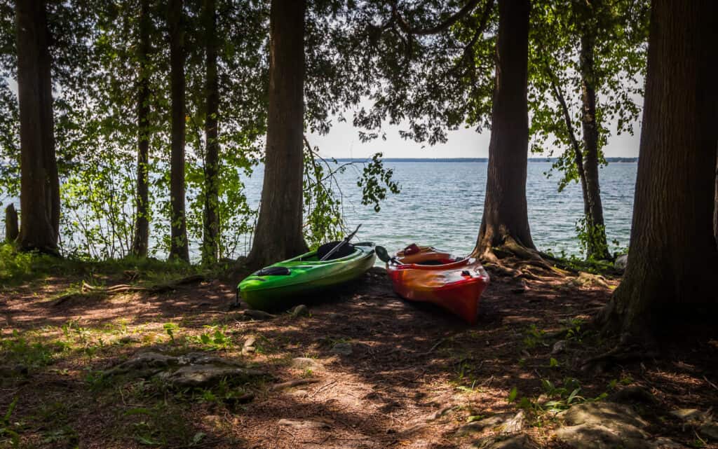 Il kayak è un ottimo modo per esplorare i sentieri acquatici del lago Michigan