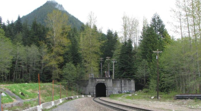 Scopri il tunnel ferroviario più lungo degli Stati Uniti (oltre 7 miglia di lunghezza!)
