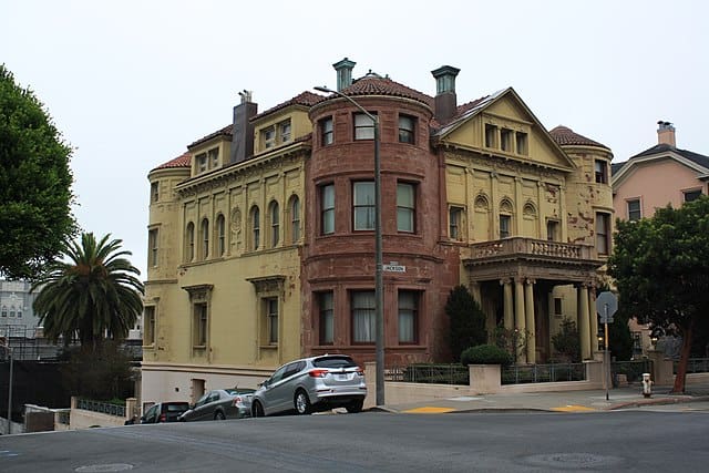 Inquadratura dell'esterno della Whittier Mansion, San Francisco, CA