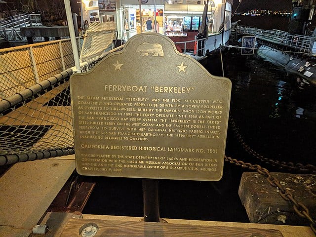 Foto di una targa sul traghetto "Berkeley", situato al suo ormeggio a San Diego, in California. 