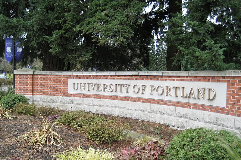 Cartello all'ingresso dell'Università di Portland, OR