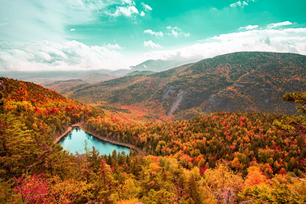 Vista aerea delle montagne Adirondack con fogliame autunnale brillante