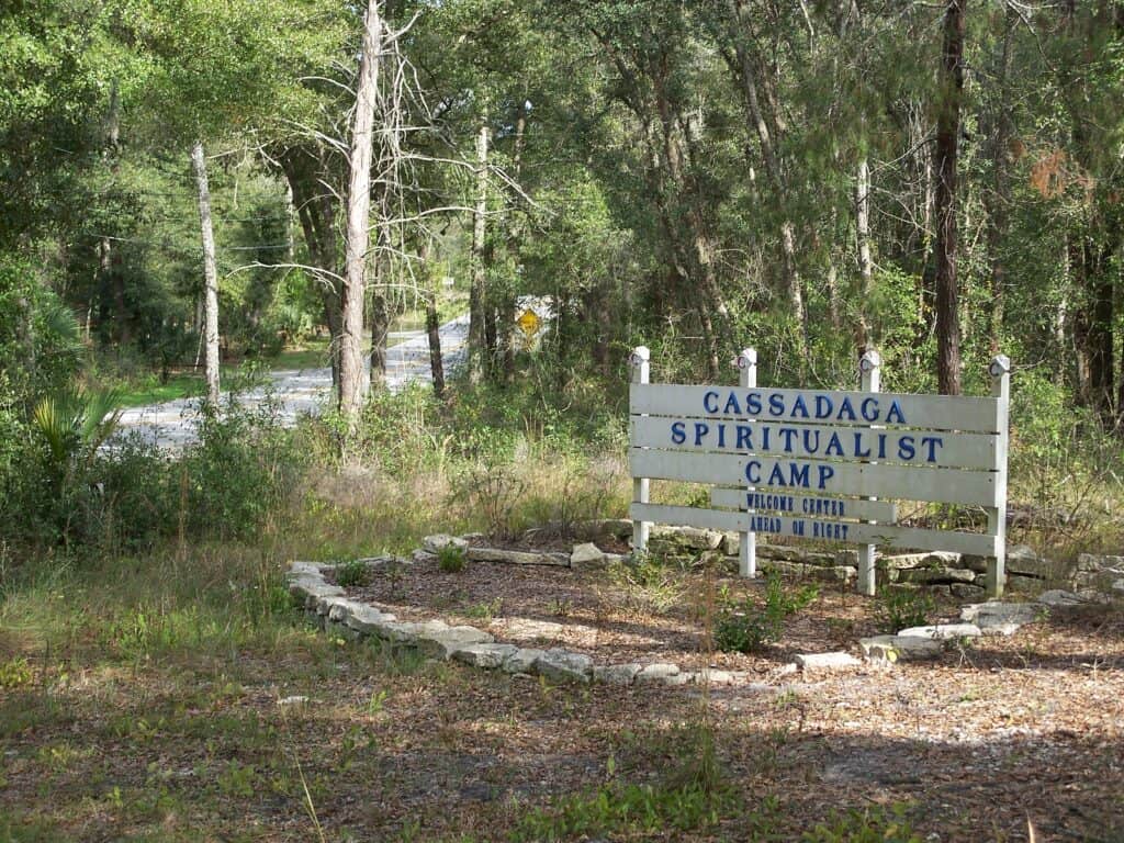 Ingresso occidentale al distretto storico del campo spiritualista meridionale di Cassadaga, a Cassadaga, in Florida