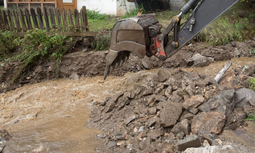 danni da tempesta causati da smottamenti, detriti e fango dopo forti piogge