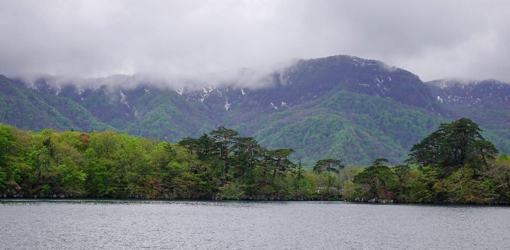 Scenario del lago Towada ad Aomori, Giappone.  Il lago Towada è il più grande lago vulcanico dell'isola di Honshu.