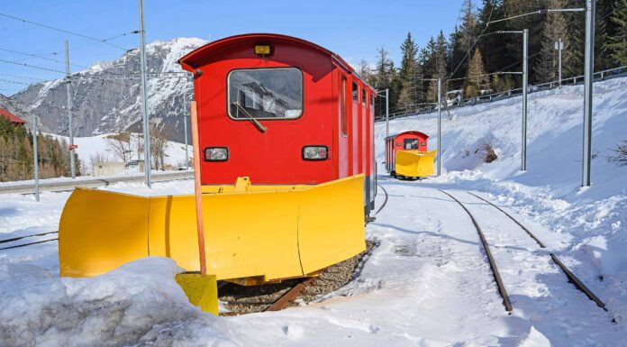 Guarda questi treni trasformarsi in spazzaneve in un esilarante video di compilazione
