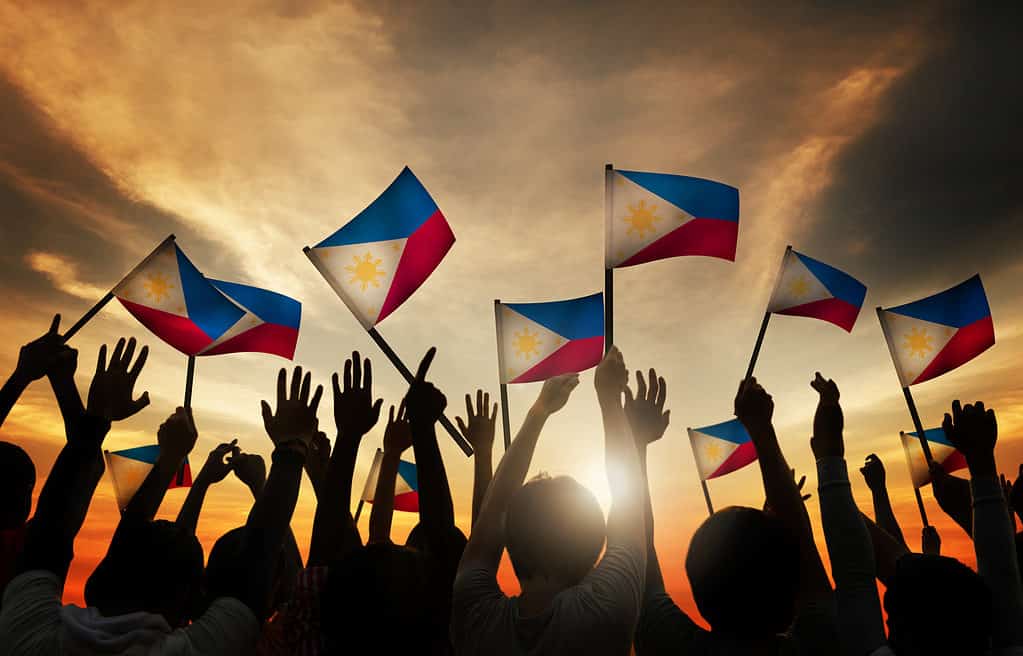 Persone che sventolano bandiere delle Filippine