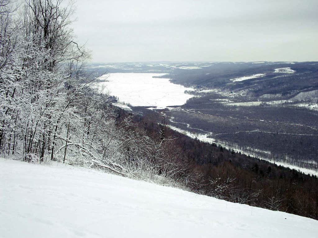 Una vista del lago Honeoye, New York in inverno