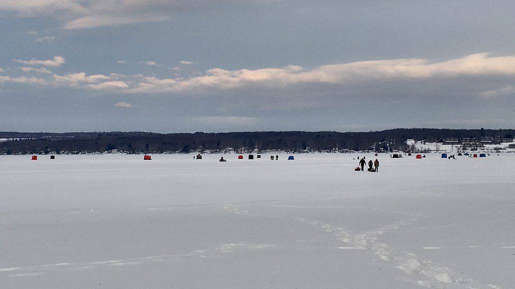 Pesca sul ghiaccio sul lago Chautauqua, New York