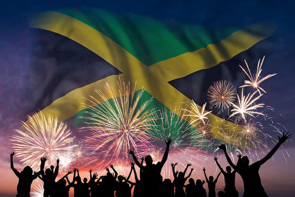 Bandiera della Giamaica nel cielo il giorno dell'indipendenza