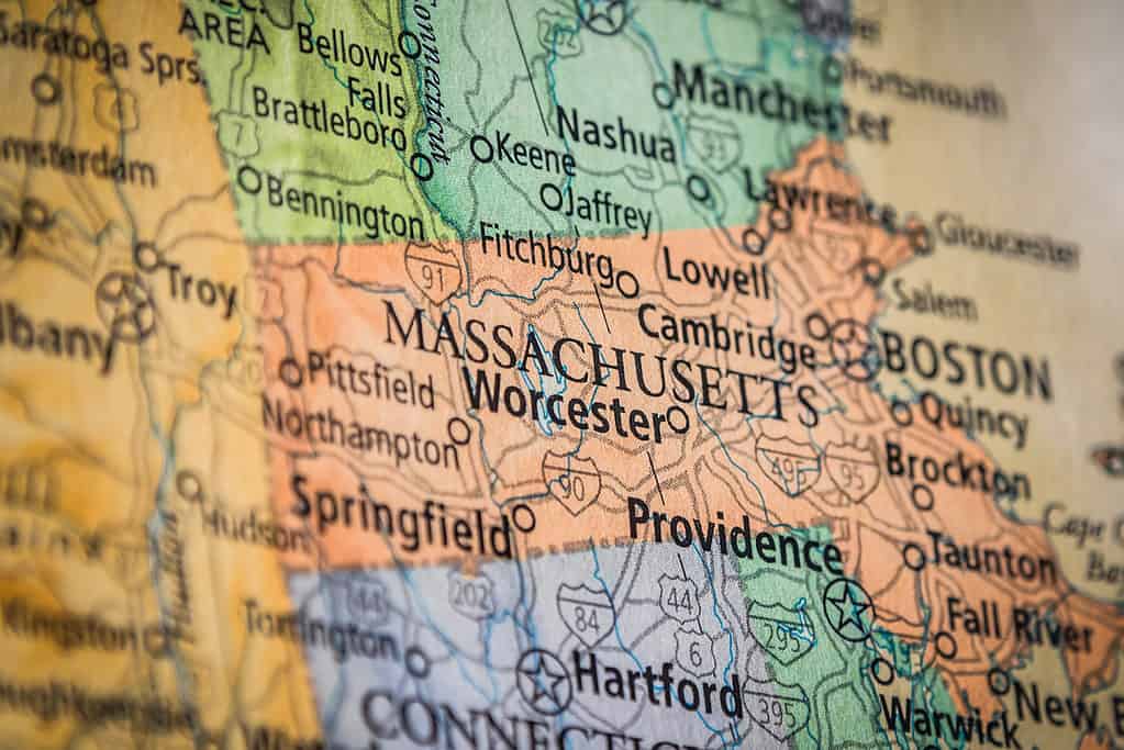 Primo piano del fuoco selettivo dello stato del Massachusetts su una mappa geografica e politica dello stato degli Stati Uniti.