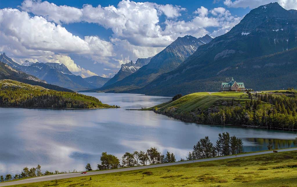 Parco nazionale dei laghi di Waterton in Alberta, Canada.  Confina con il Glacier National Park nel Montana negli Stati Uniti.