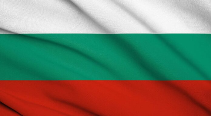 Bandiera bianca, verde e rossa: storia, significato e simbolismo della bandiera della Bulgaria
