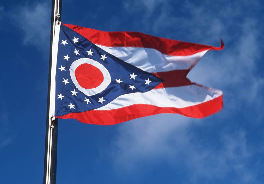 Bandiera dello stato dell'Ohio che fluttua nel vento