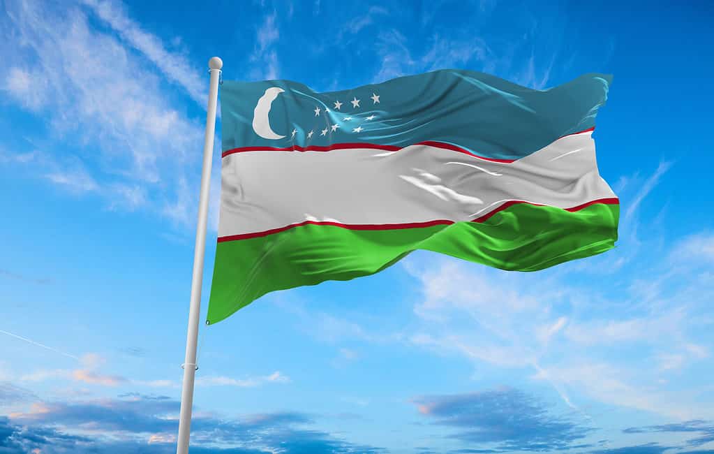 Bandiera dell'Uzbekistan che fluttua nel vento