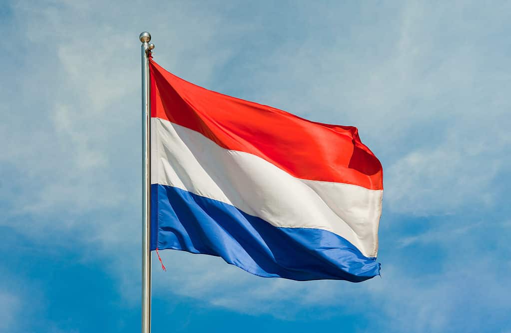 Bandiera dei Paesi Bassi (bandiera olandese) che fluttua nel vento