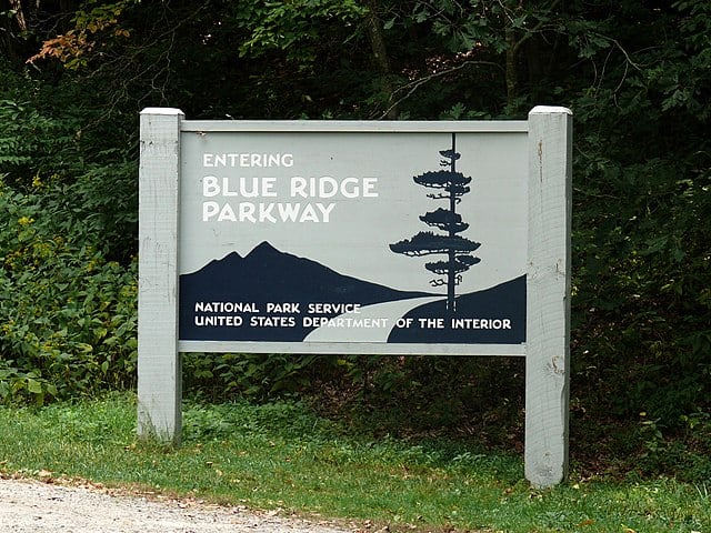 Cartello Blue Ridge Parkway situato vicino alla città di Cherokee e al Parco Nazionale delle Grandi Montagne Fumose.