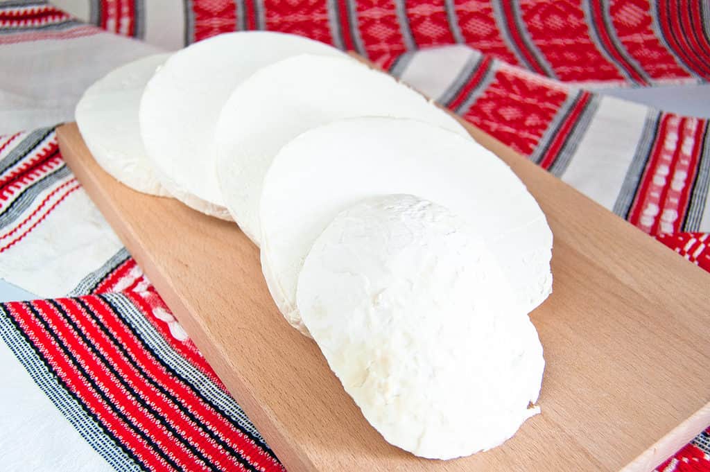 Fungo a palloncino affettato preparato su un tagliere per cucinare con un asciugamano ucraino sullo sfondo