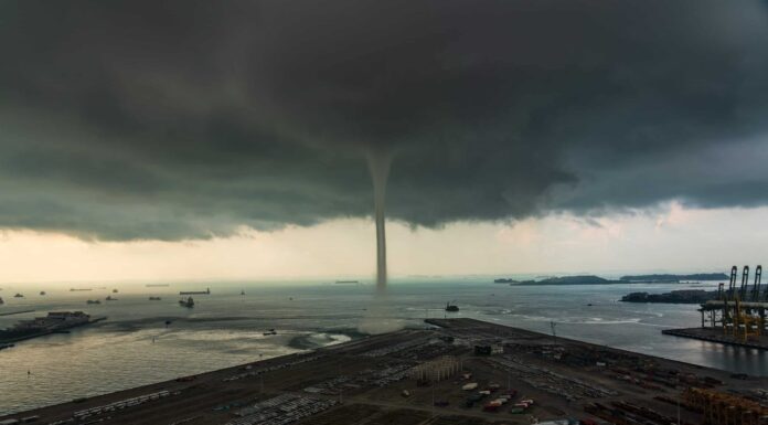 Guarda l'inquietante filmato che cattura un tornado che attraversa il fiume Mississippi
