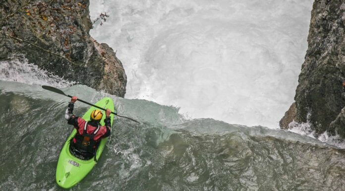 Guarda un temerario scendere con il suo kayak da una splendida cascata di 30 metri
