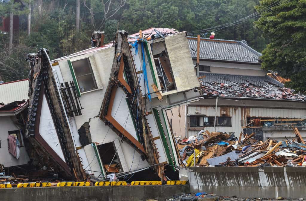 Una casa capovolta a causa del terremoto e dello tsunami di Tohoku del 2011