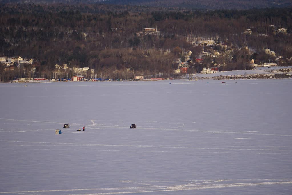 Pesca sul ghiaccio sul lago Champlain.