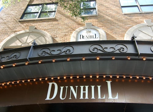 Firma sopra l'ingresso per l'hotel Dunhill, Charlotte, NC