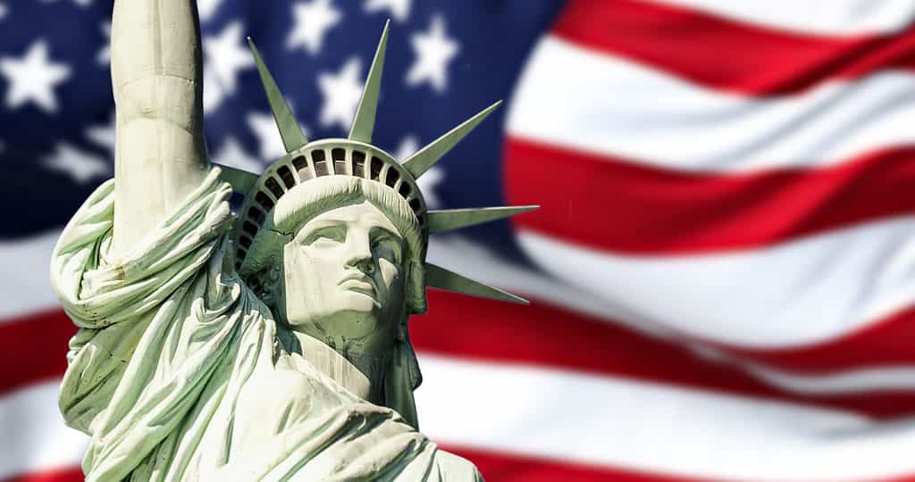 Statua della Libertà e simboli della bandiera americana del popolo americano