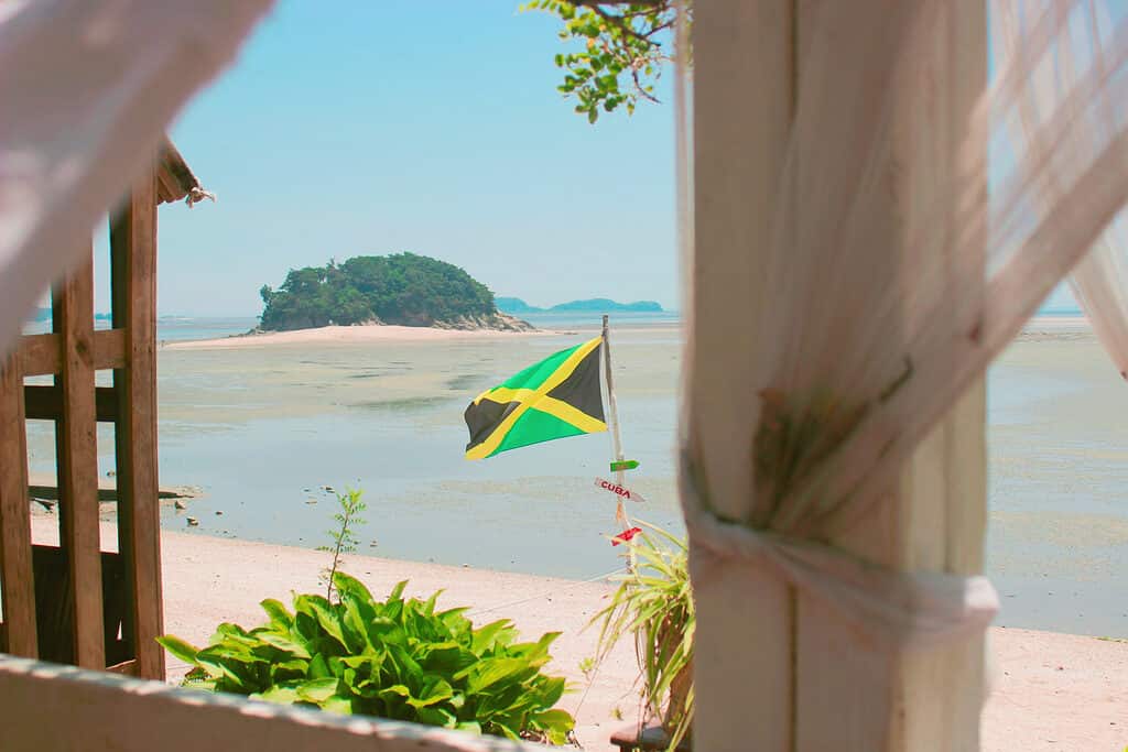 Bandiera della Giamaica in riva al mare
