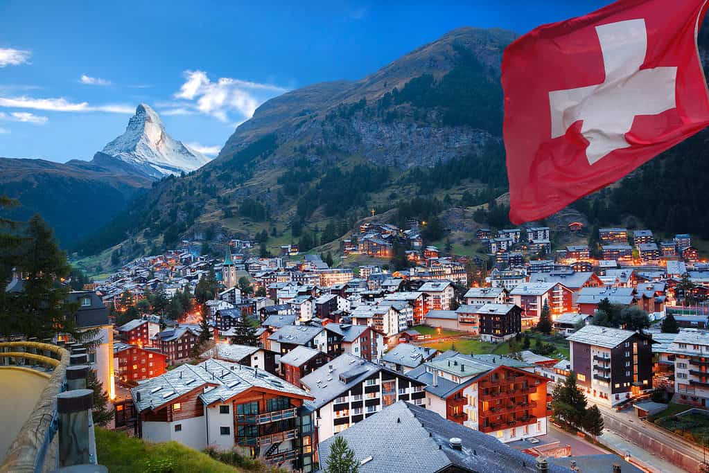 Villaggio di Zermatt, alpi svizzere, bandiera della Svizzera
