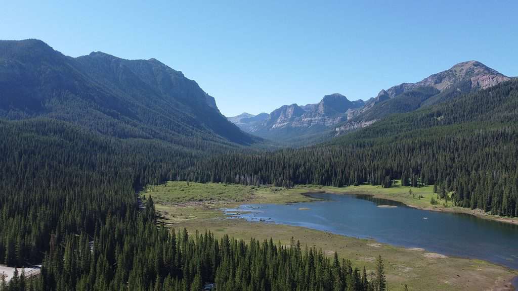Un bellissimo paesaggio del bacino idrico di Hyalite nel Montana