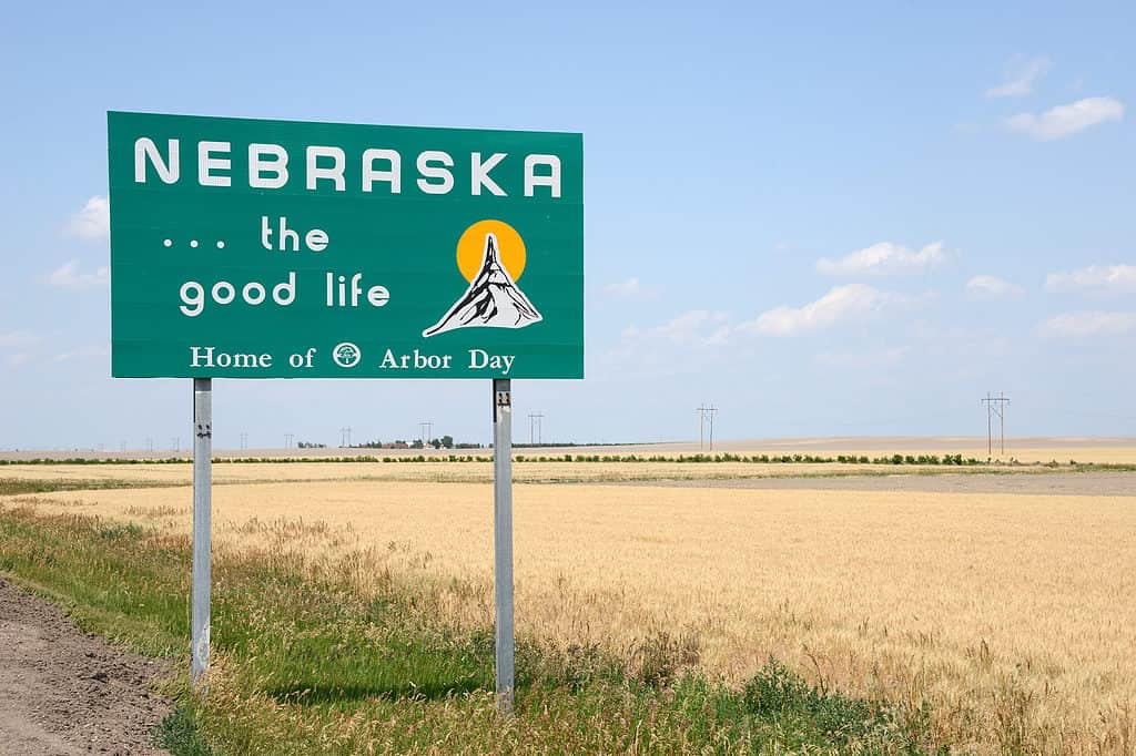 Benvenuto nel Nebraska, canta.