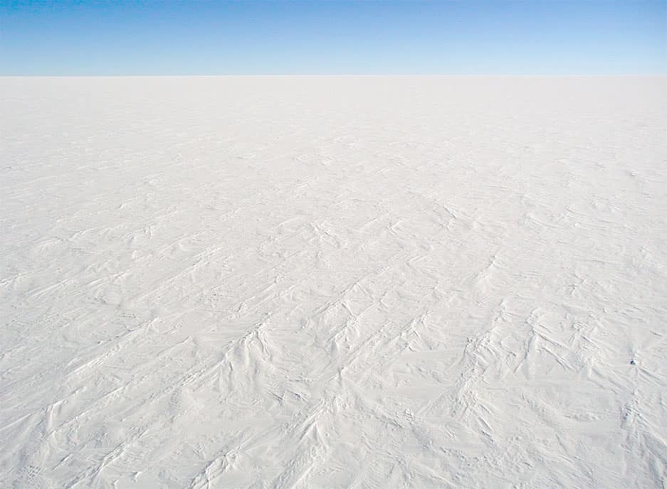 Le calotte glaciali sono ghiaccio glaciale che copre più di 20 mila miglia quadrate.