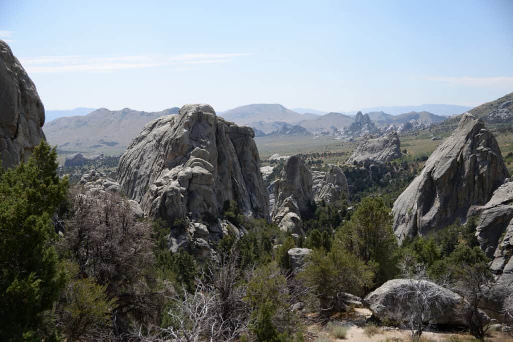 Il governo federale, il più grande proprietario terriero dell'Idaho, controlla molte riserve e rifugi nazionali tra cui City of Rocks.