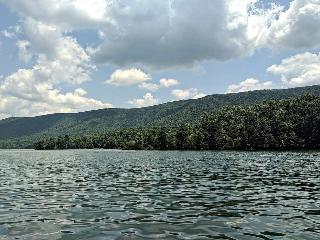 Smith Mountain Lake in Virginia è il lago più profondo e più grande dello stato.