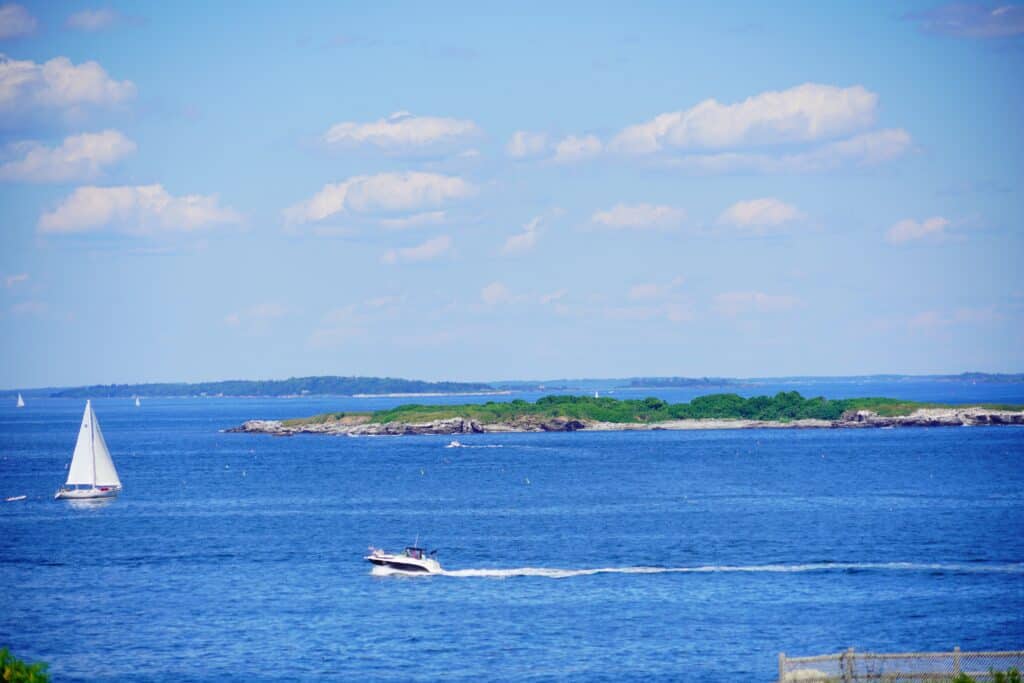 Oceano Atlantico e spiaggia lungo la costa nel Maine