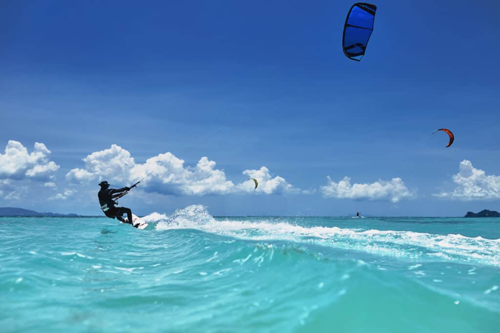 Kitesurf tra le massicce onde di Jaws Beach a Maui, Hawaii.
