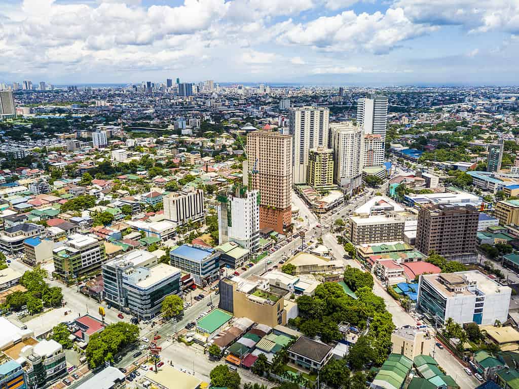 Filippine, edificio per uffici esterno, Quezon City, skyline urbano, veduta aerea