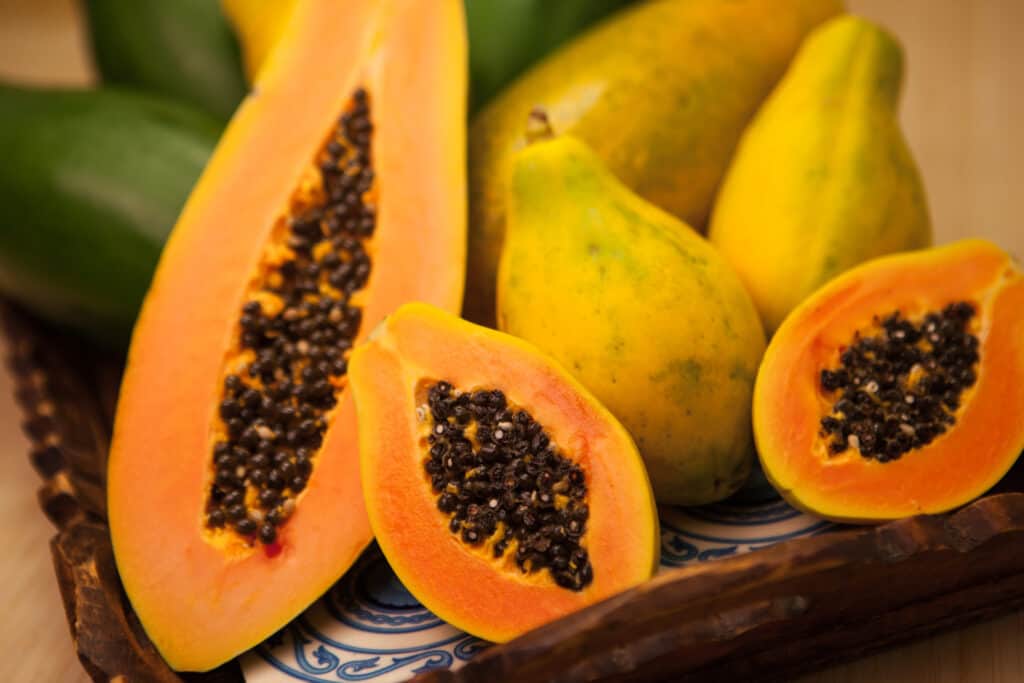 Frutta della papaia tagliata aperta